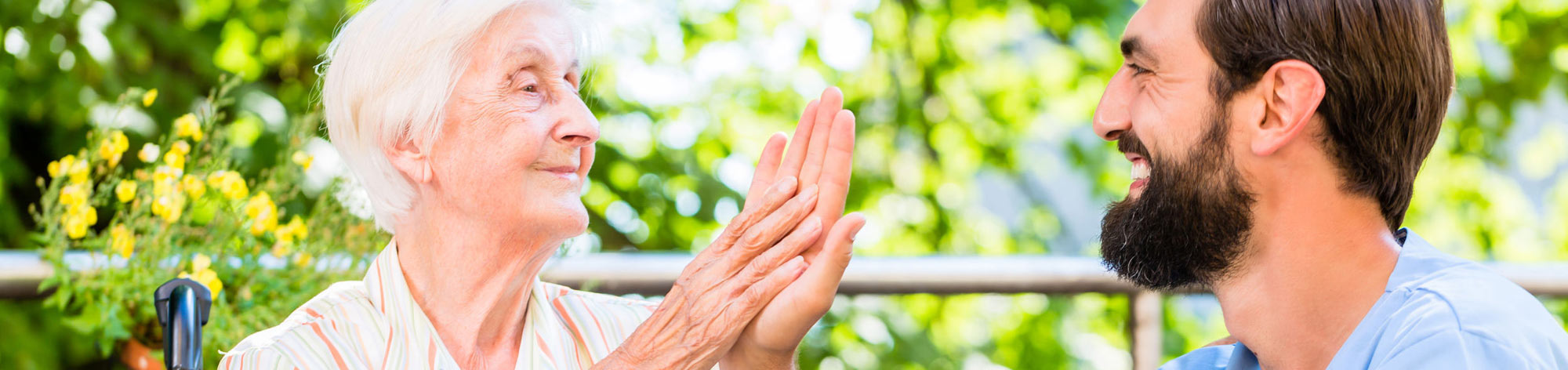 אישה מבוגרת נותנת כיף לאח צעיר מזוקן מחייך